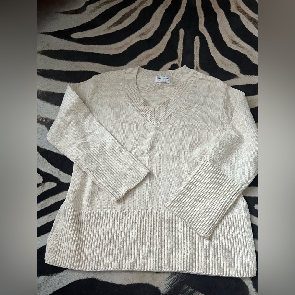 NEVER WORN - cream v-neck sweater